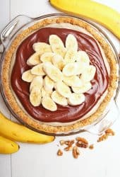 Banana Cream Pie with sliced bananas