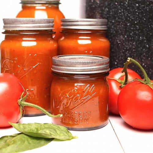 Sauce tomate en conserve à côté de la conserverie